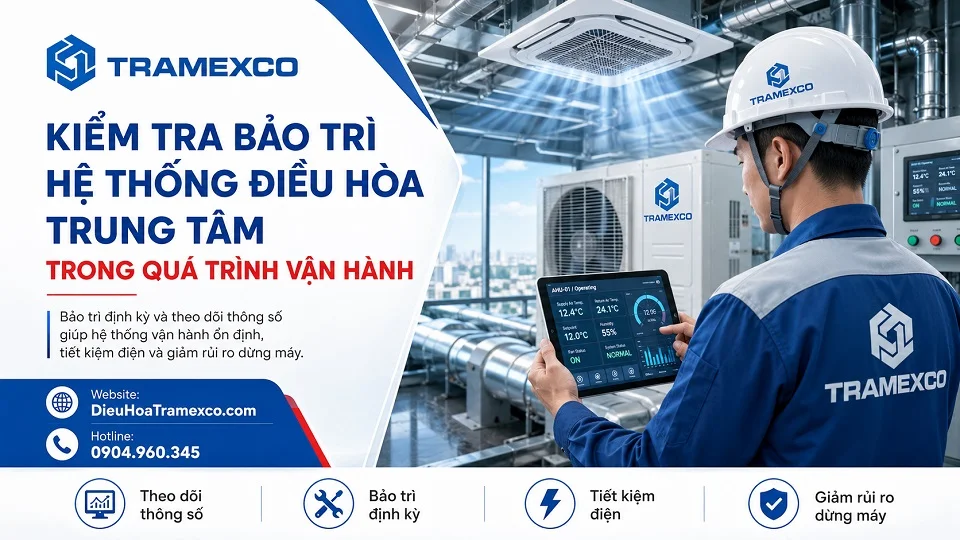 Kỹ thuật viên kiểm tra bảo trì hệ thống điều hòa trung tâm trong quá trình vận hành